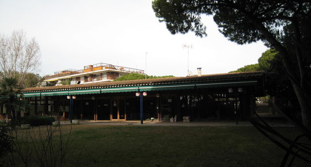 Imagen del edificio y de la terraza del restaurante EL TORREÓN de Gavà Mar (25 de diciembre de 2007)
